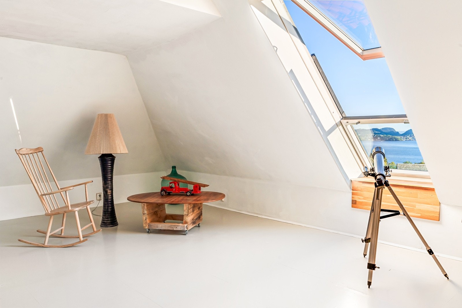 Et stort, og åpent rom på 41 kvm, og takhøyde på hele 4 meter på det høyeste. Galleribilde