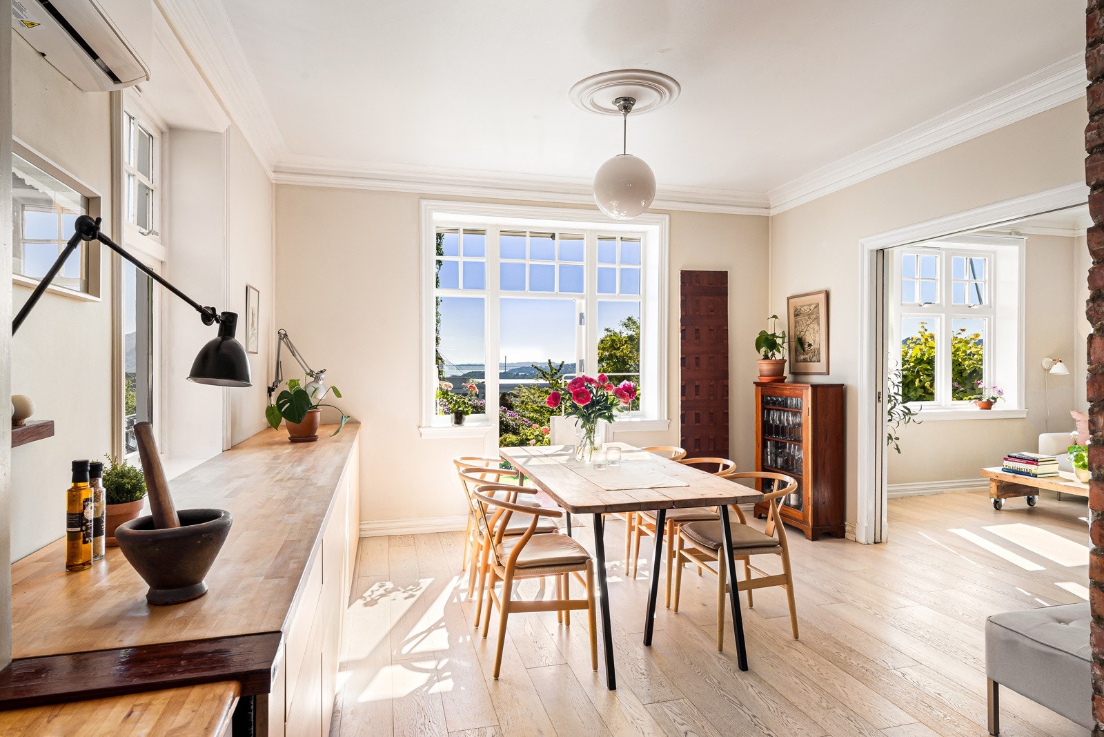 Masse naturlig lysinnslipp fra vinduene. Galleribilde