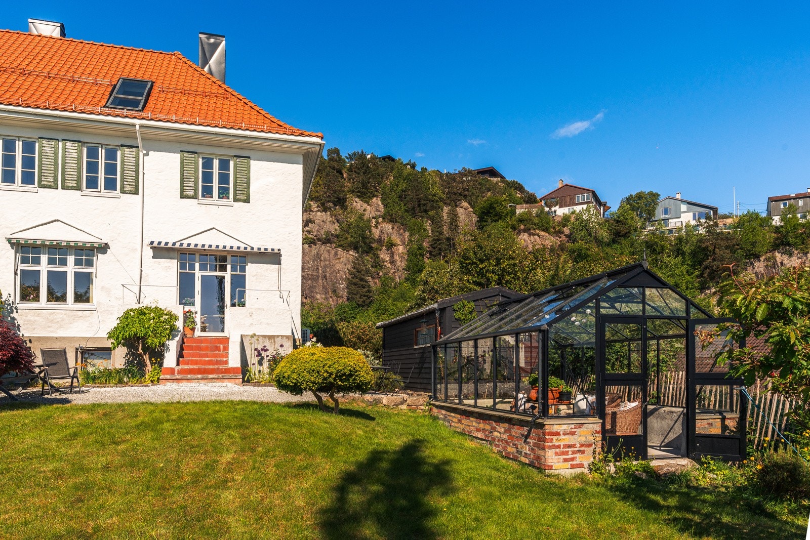 Her er det også et drivhus som kan innredes med sittegruppe. Galleribilde