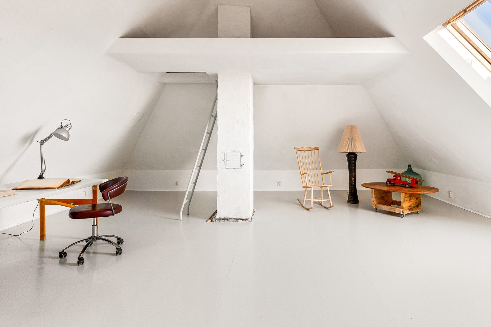 Det er også en hems som er brukt til oppbevaring. Galleribilde