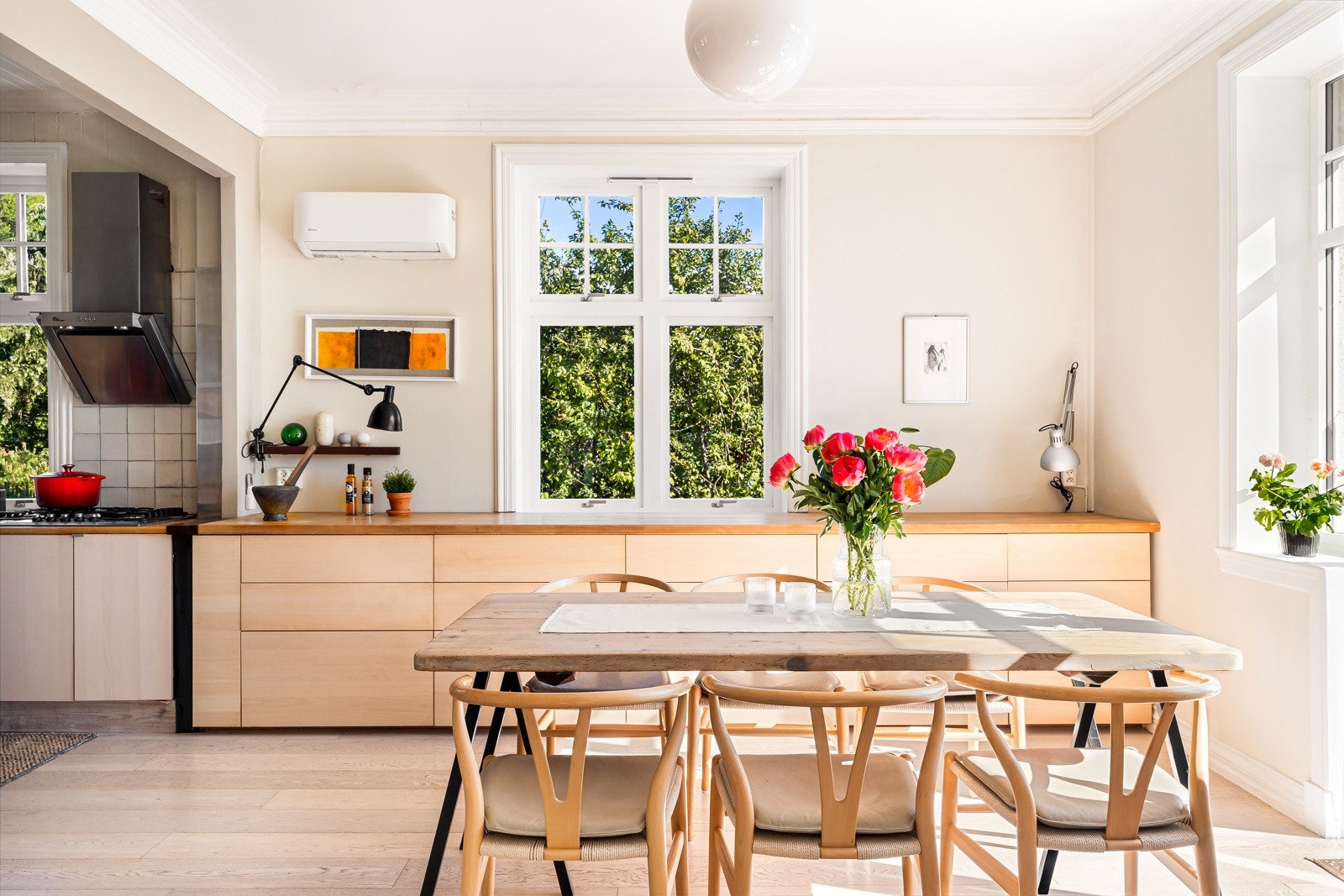 I hele 1. etasje har man svært god takhøyde, og originale kvaliteter som stukkatur og rosetter er bevart. Galleribilde