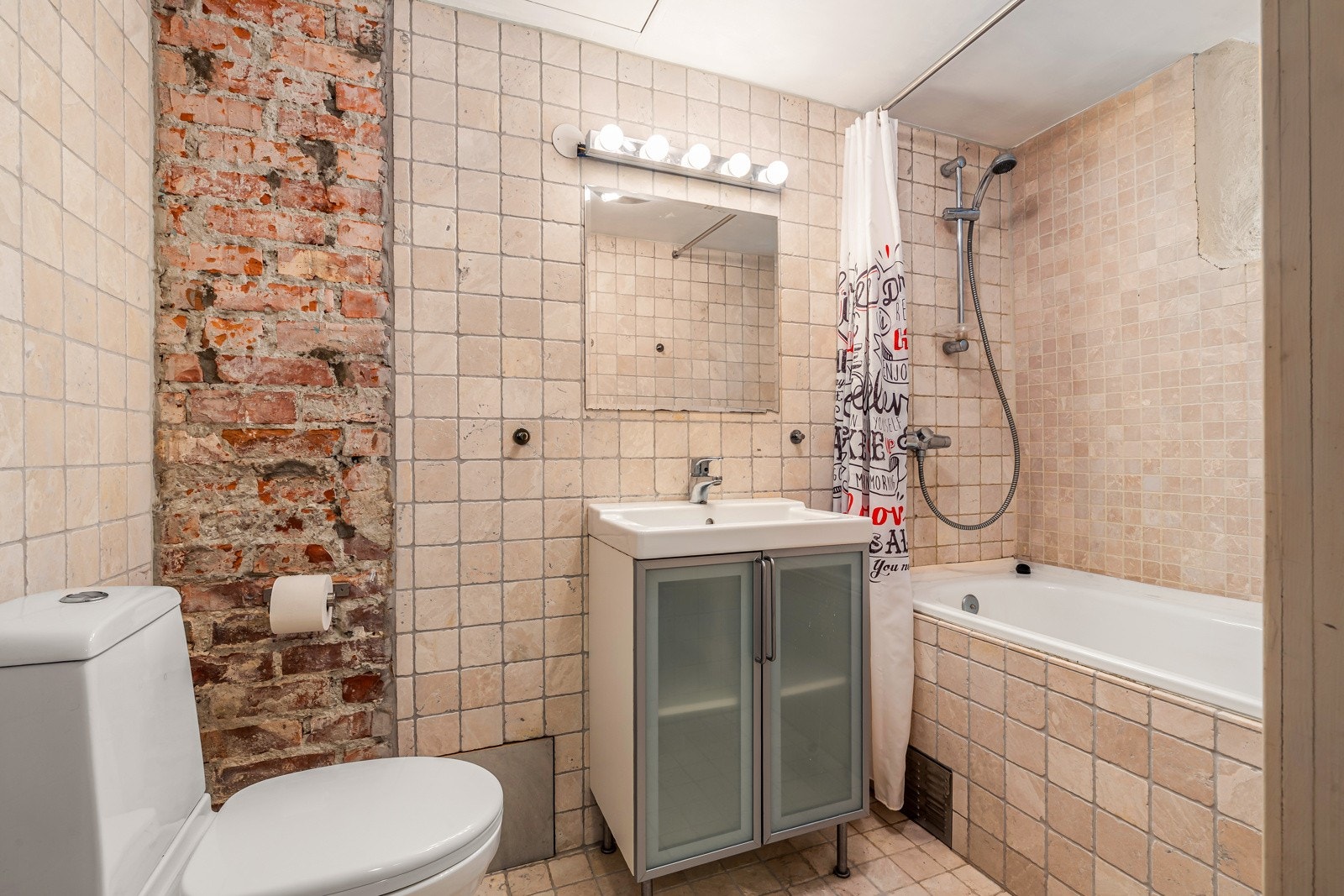 Badet i kjeller har blitt benyttet av leieboer. Galleribilde