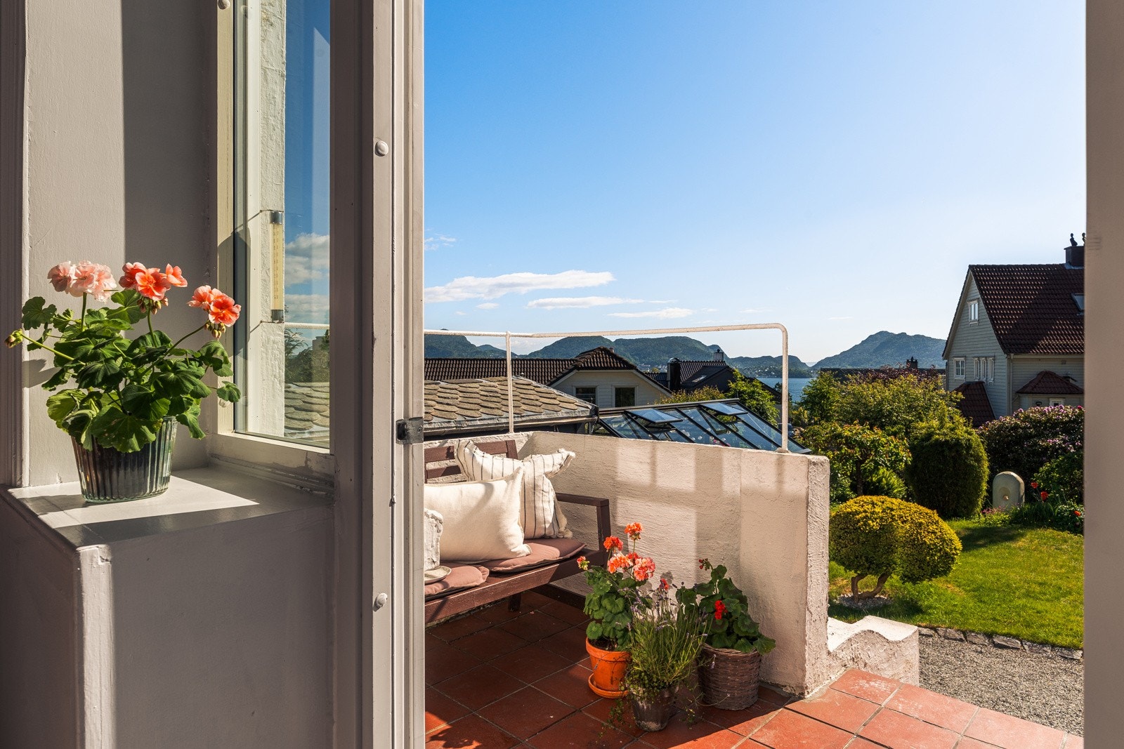 Fra spisestuen er det utgang til terrassen og hagen. Galleribilde