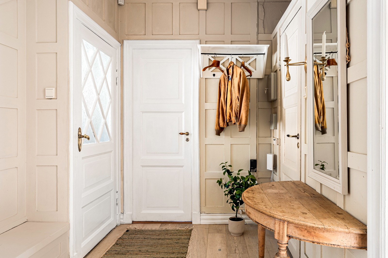 Sjarmerende men samtidig romslig entré med god plass til oppbevaring av yttertøy og sko. Galleribilde