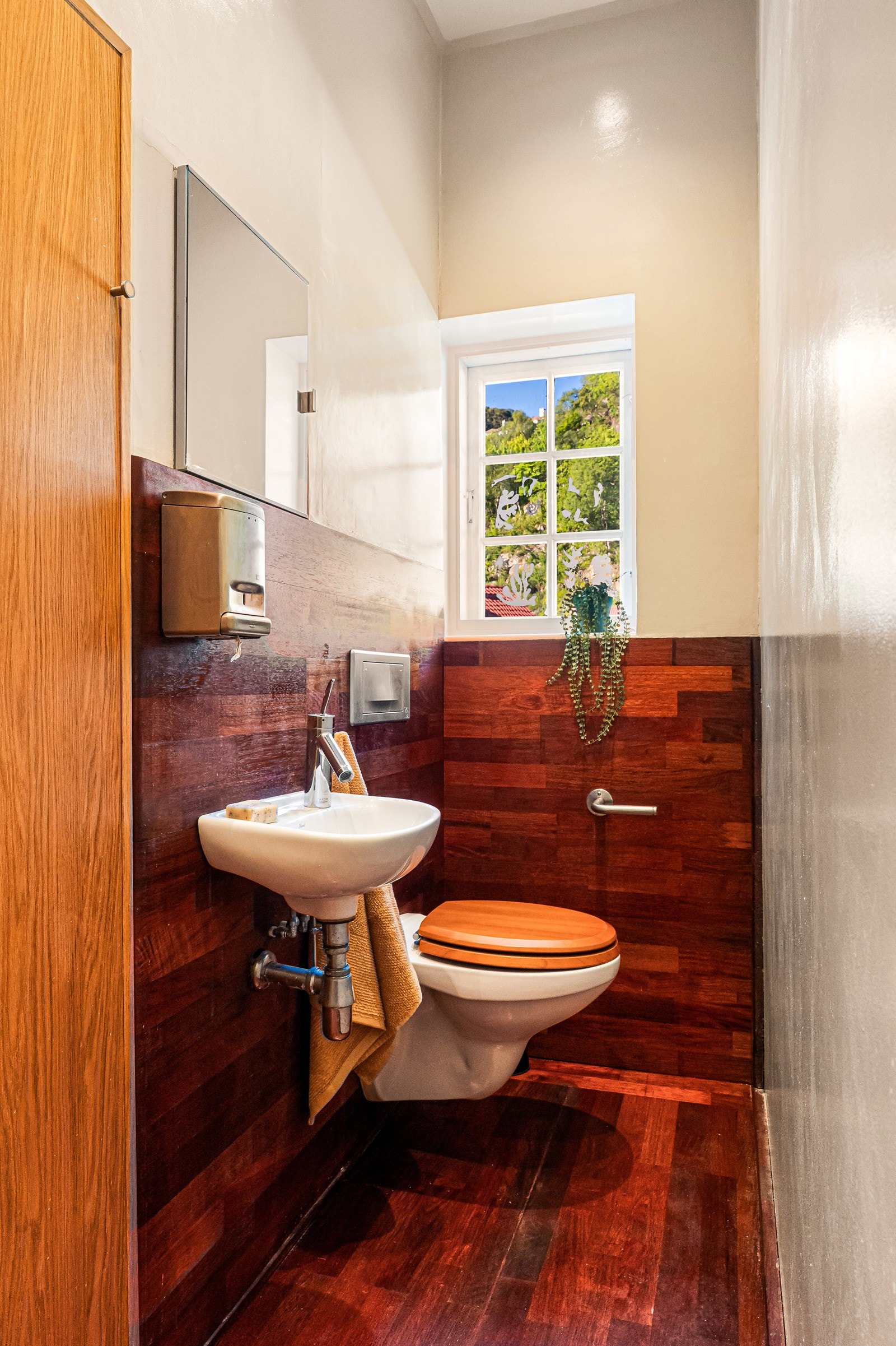 Praktisk toalett-rom, det er utstyrt med vegghengt toalett, servant og overhengende speil. Galleribilde