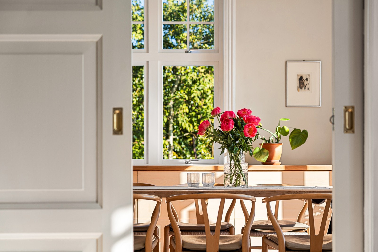 Mellom stuen og spisestuen/ kjøkkenet er det en stor skyvedør som gir deg muligheten til å dele rommene i to ved behov - noe som er et kjent særpreg ved herskapelige hus. Galleribilde