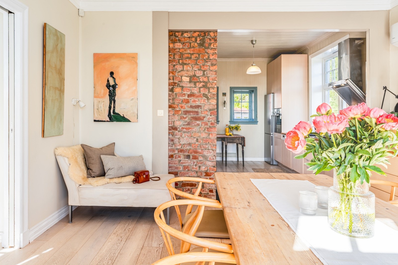 Kjøkkenet har rikelig med skap- og benkeplass, og har god plass til stort spisebord. Galleribilde