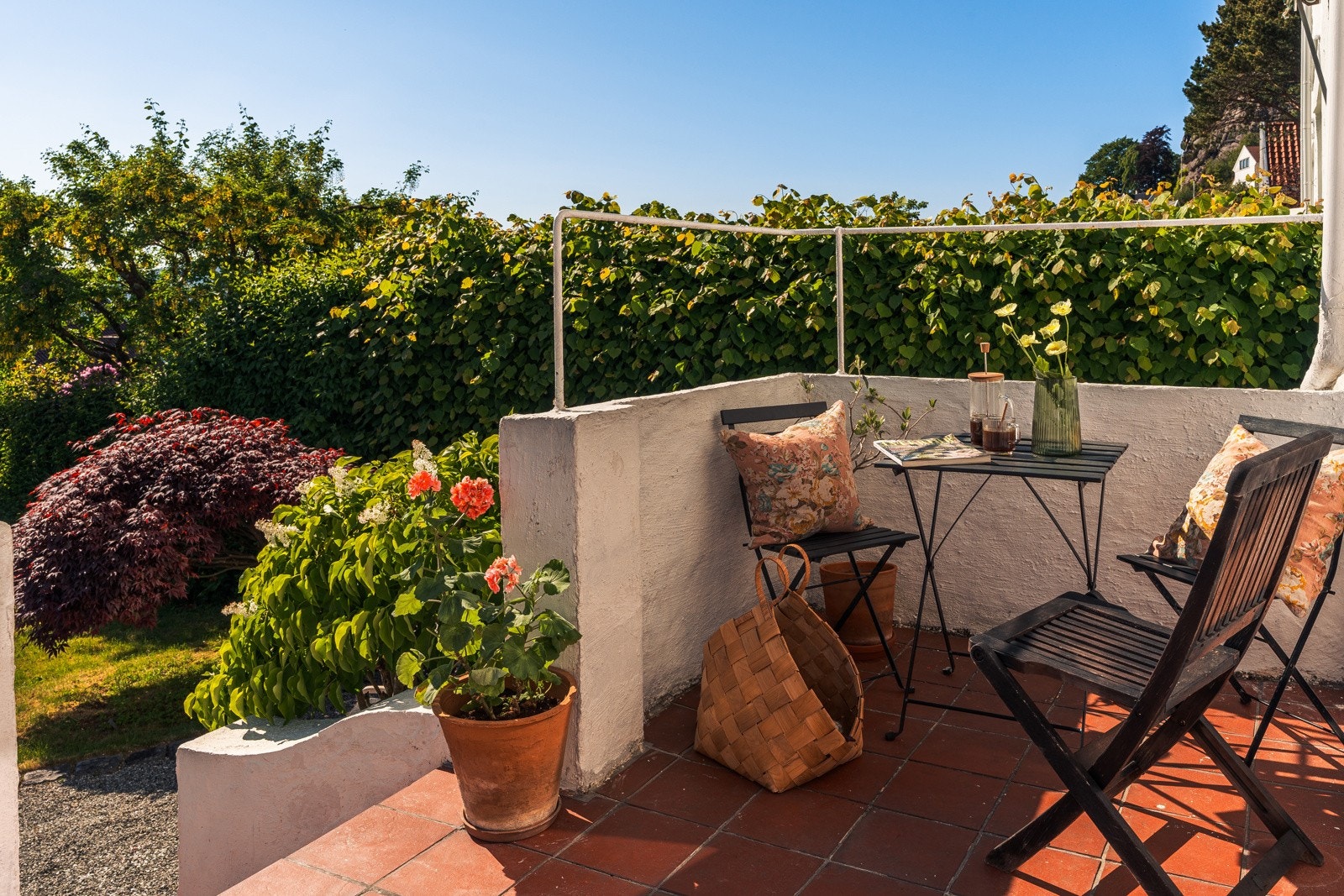 Her kan man sette seg med kaffekoppen på terrassen og bare nyte den nydelig sjøutsikten. Galleribilde