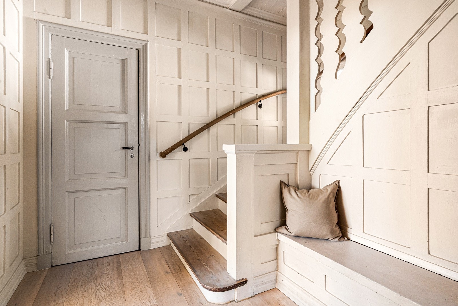 Trappen opp til 2. etasje er beholdt i original stil. Galleribilde