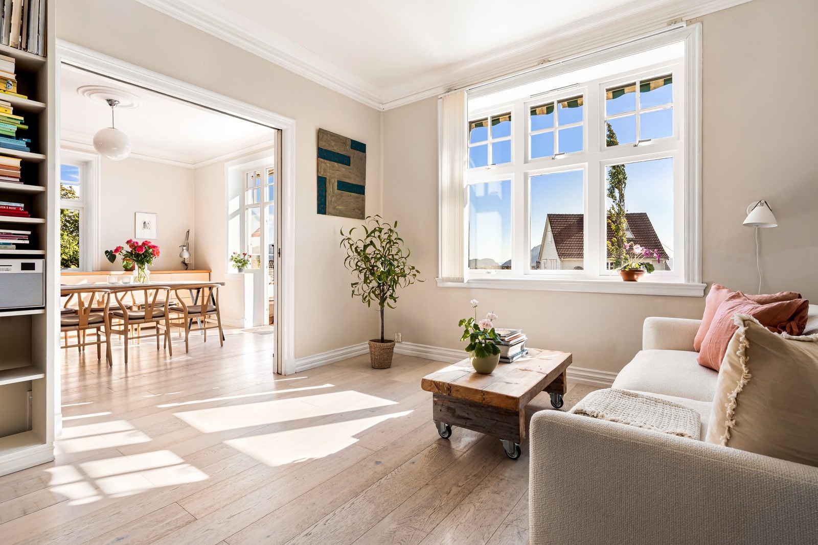 I begge stuene er det store, flotte vinduer som gir nydelig utsikt og rikelig med lysinnslipp. Galleribilde