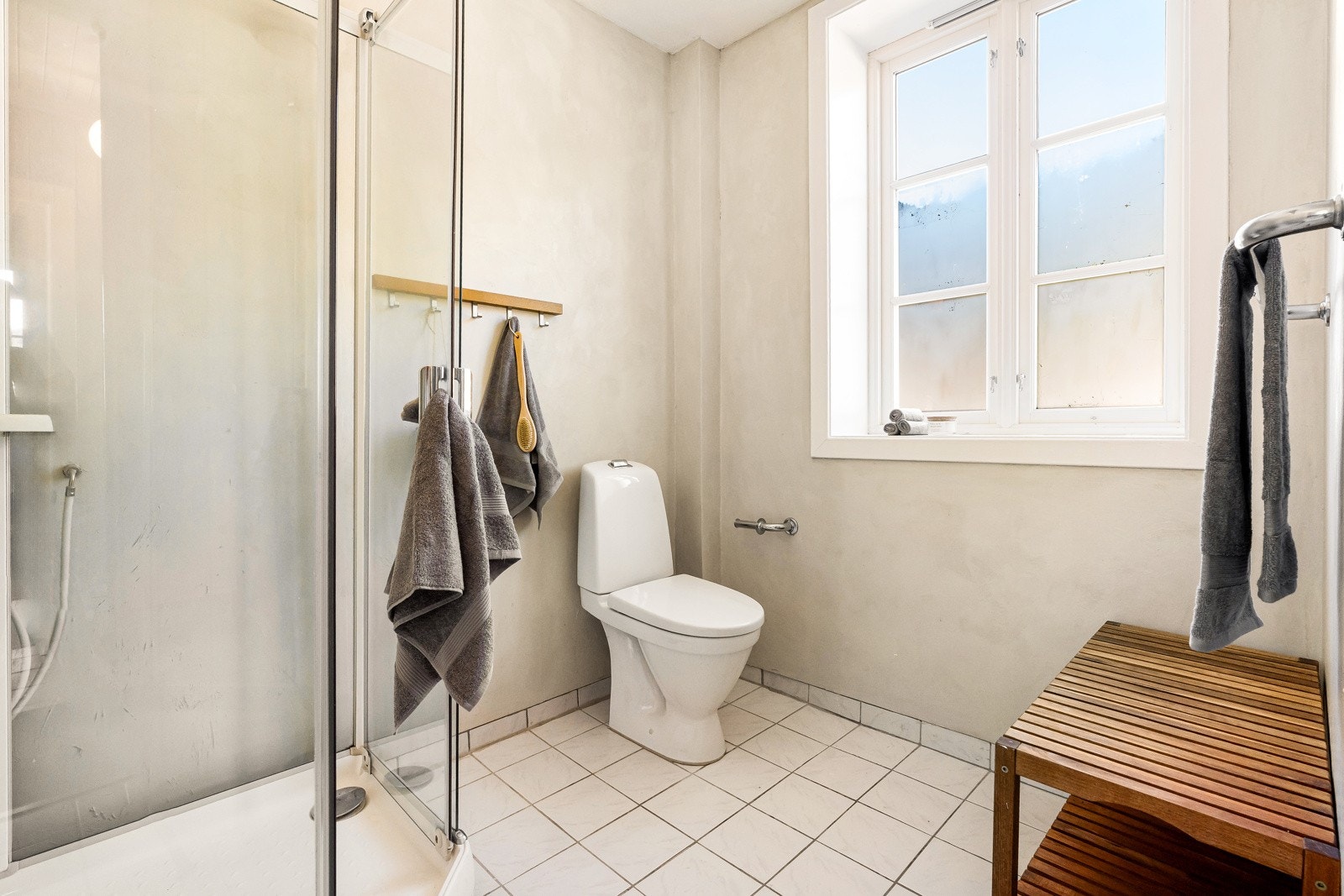 Baderommet består av toalett, servant med innredning/speil/belysning, dusjkabinett. Galleribilde