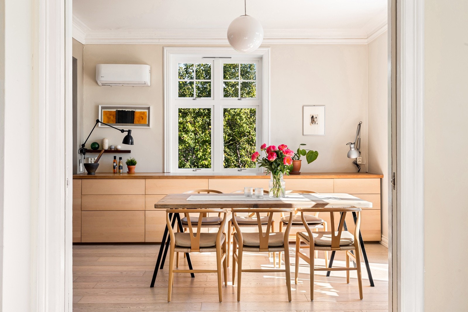 Videre inn i 1.etasje kommer man til husets to stuer hvor den ene er innredet som en dagligstue og den andre som en spisestue. Galleribilde