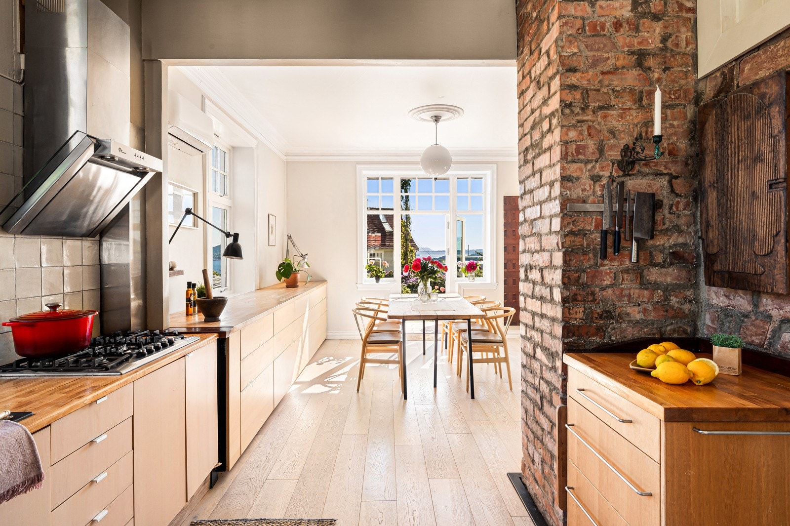 Komfyren går på gass, og stekeovnen går på strøm. Gassbeholdere er plassert rett under toppen. Galleribilde