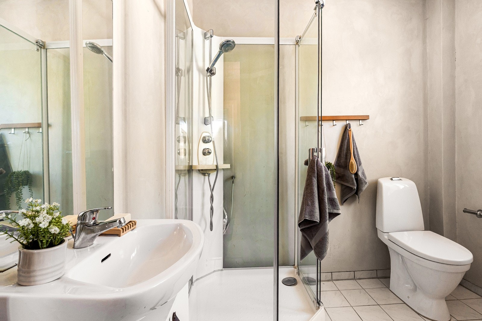 Fra soverommene og ellers i etasjen har man enkel tilkomst til badet. Galleribilde