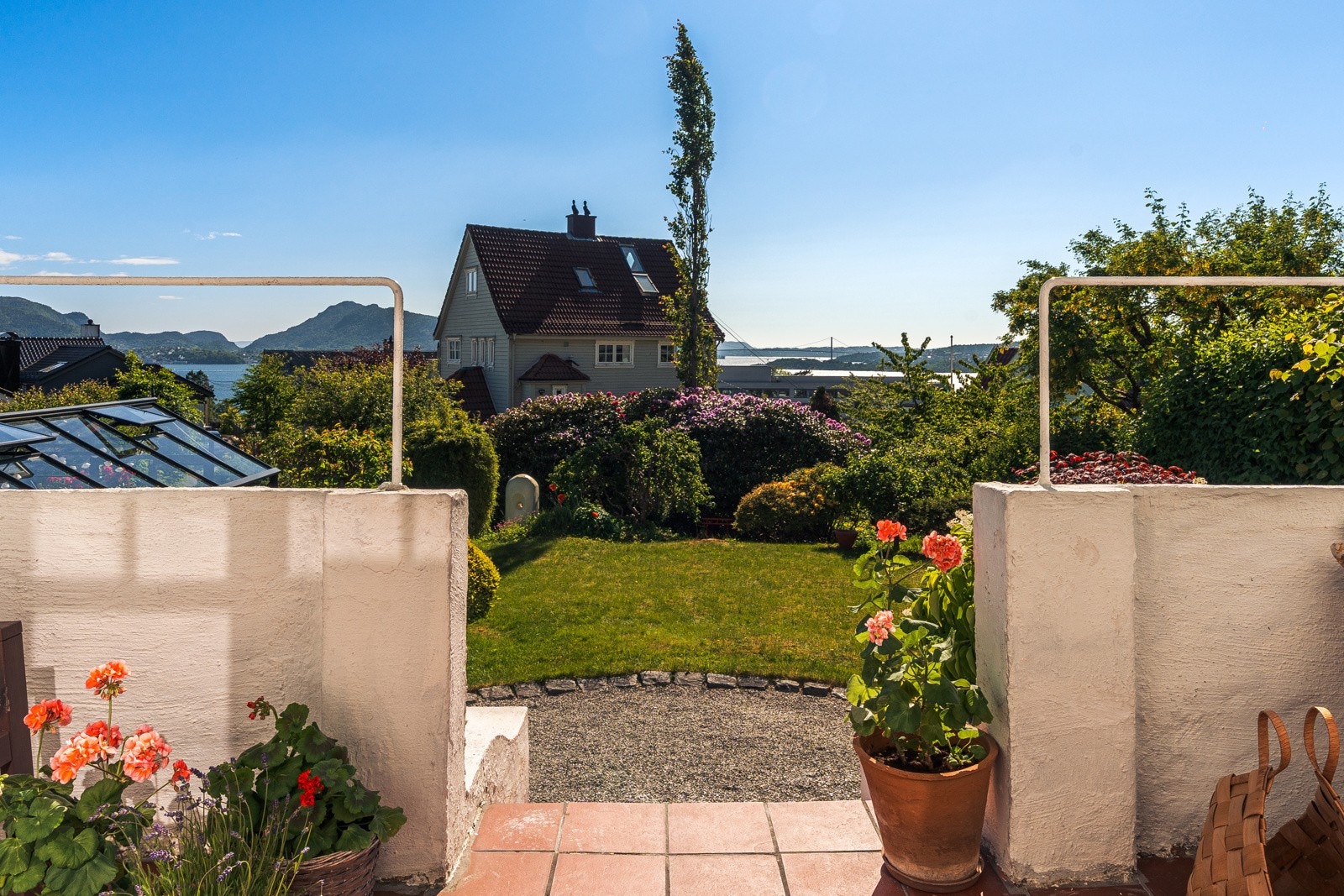 Den nydelige tomten, og hagen er prikken over i'en på eiendommen. Galleribilde