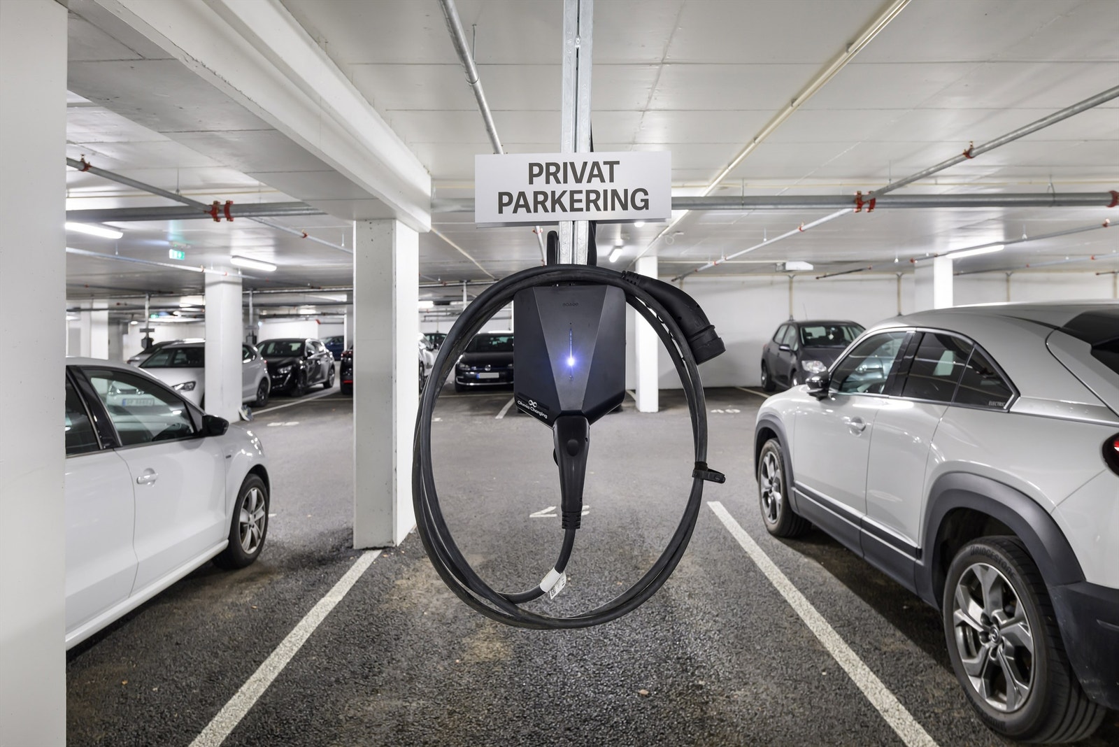 Det medfølger fast parkeringsplass i garasjeanlegget. Elbil lader installert. Galleribilde