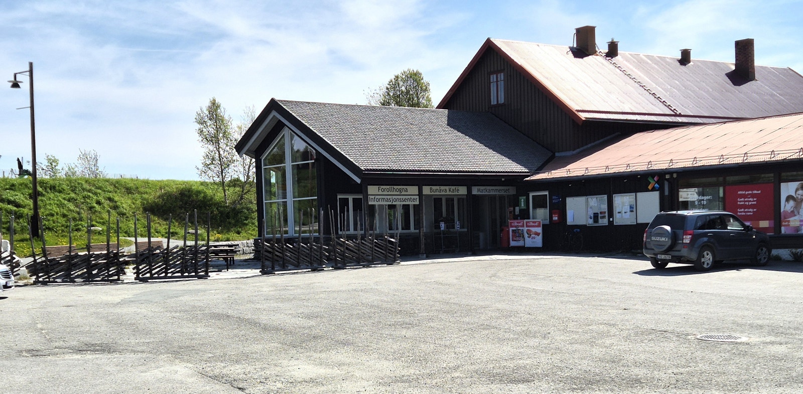 Vingelen har egen matbutikk, og på Bunåva kan du få deg en bedre middag basert på lokale råvarer, eller hygge deg sammen med sambygdinger på puben. Her finner du også informasjonssenter for Forollhogna nasjonalpark. Galleribilde