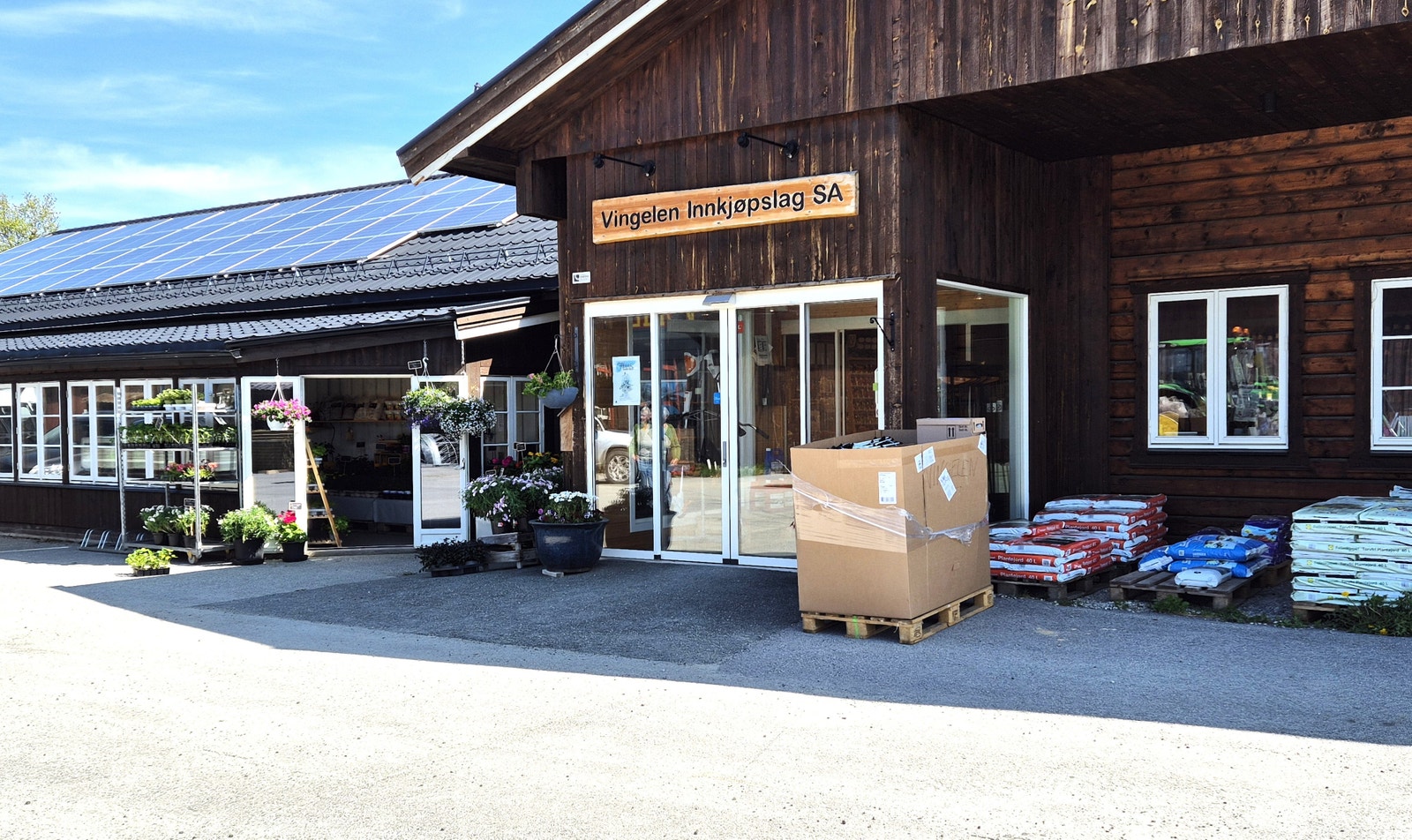 På "Innkjøpslaget", som er en del av Bygger`n konsernet, får du alt du trenger fra materialer til blomster og garn. Galleribilde