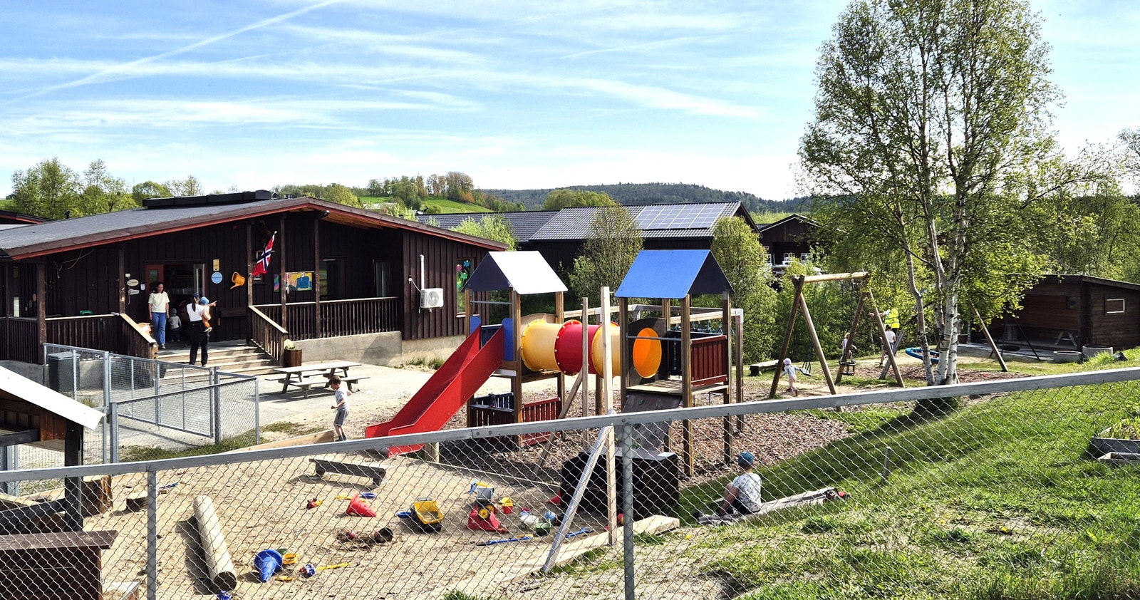 Det gror godt i bygda, med full barnehage og ca. 50 elever på skolen. Klasserommet er like godt utendørs i lokalmiljøet som innenfor skolens fire vegger. Galleribilde