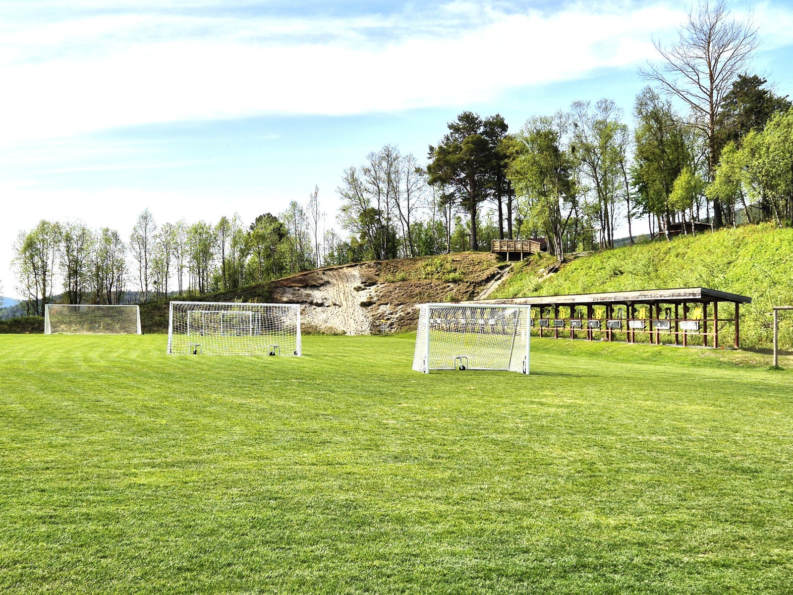 Ved skolen og barnehagen er det en fullverdig fotballbane med naturgress, og et moderne anlegg for skiskyting. Galleribilde