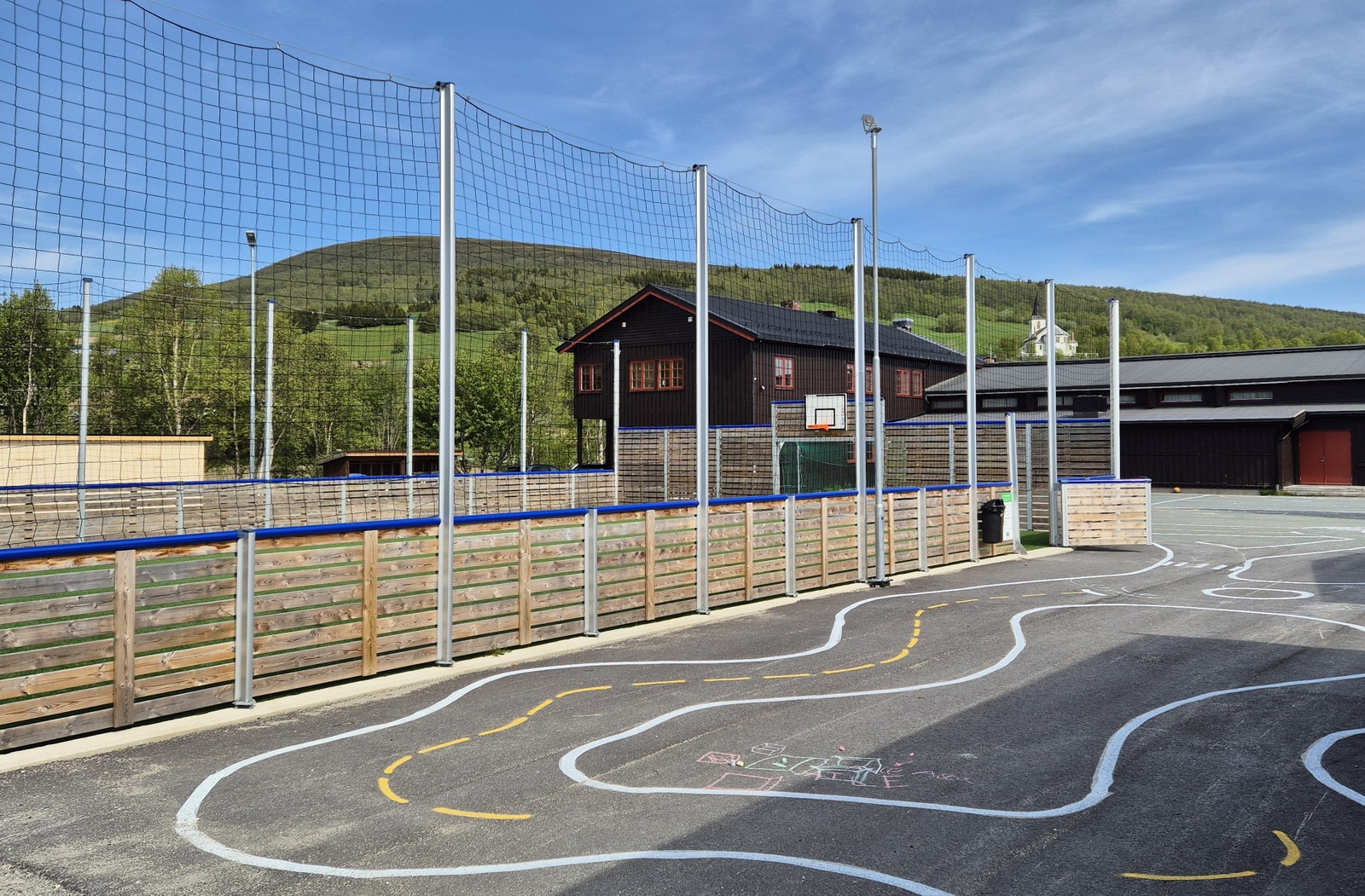 På skolens uteområde er det egen ballbinge, og områder for fri utfoldelse i friminutt og på fritida. Galleribilde