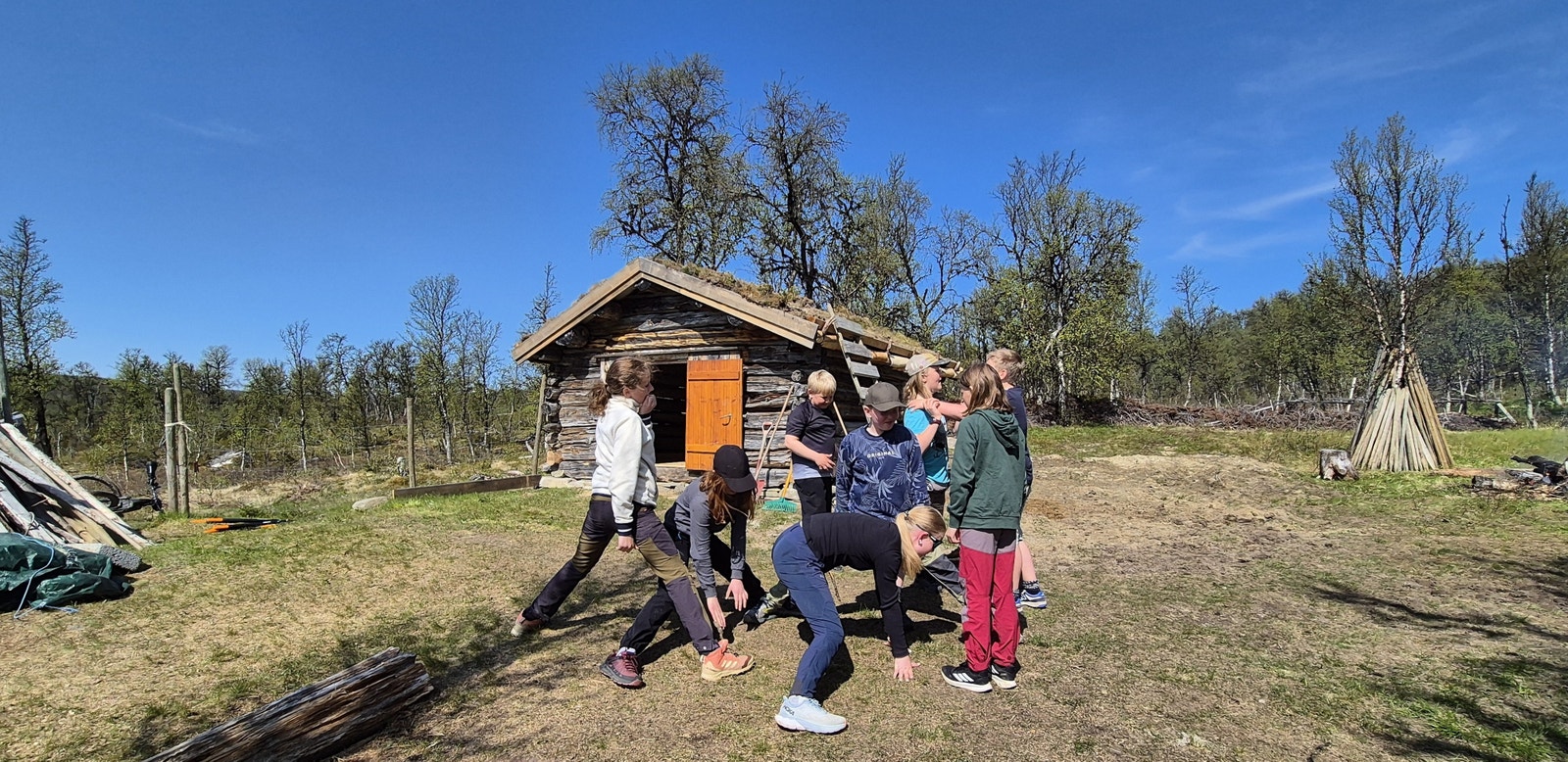 Det gror godt i bygda, med full barnehage og ca. 50 elever på skolen. Klasserommet er like godt utendørs i lokalmiljøet som innenfor skolens fire vegger. Galleribilde