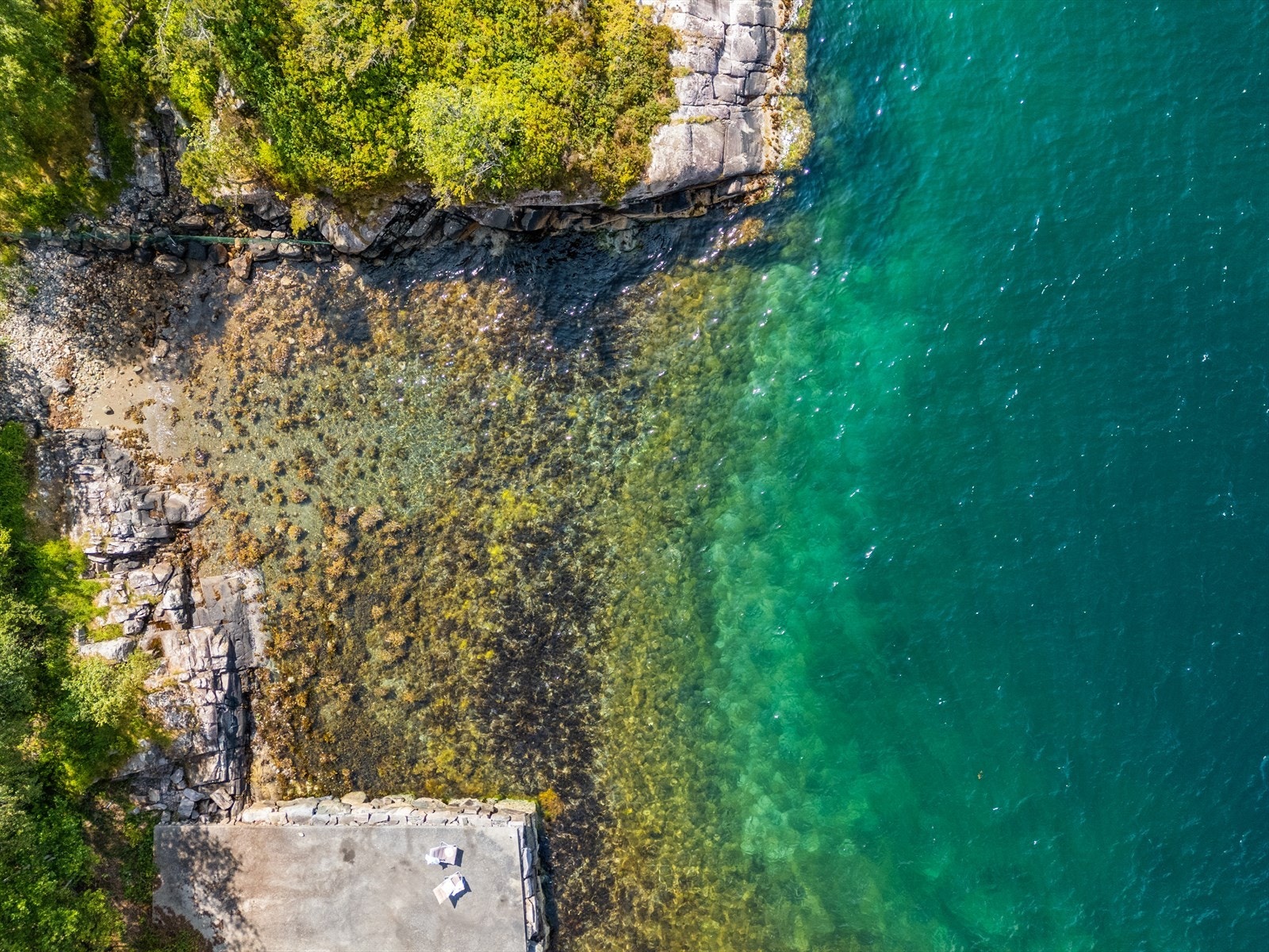 Her er også badestrand og herlige svaberg. Galleribilde