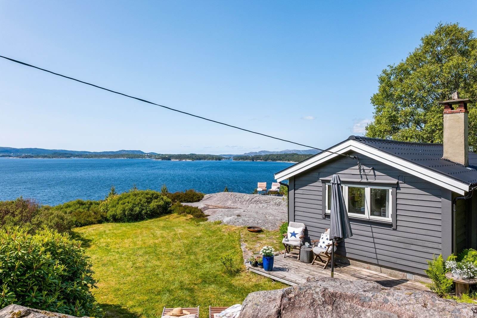 Eiendommen er tilkoblet strøm, og det er lagt frem vann og fibertilkobling til tomten gjennom fjellet. (Ikke tilkoblet hytten. Galleribilde