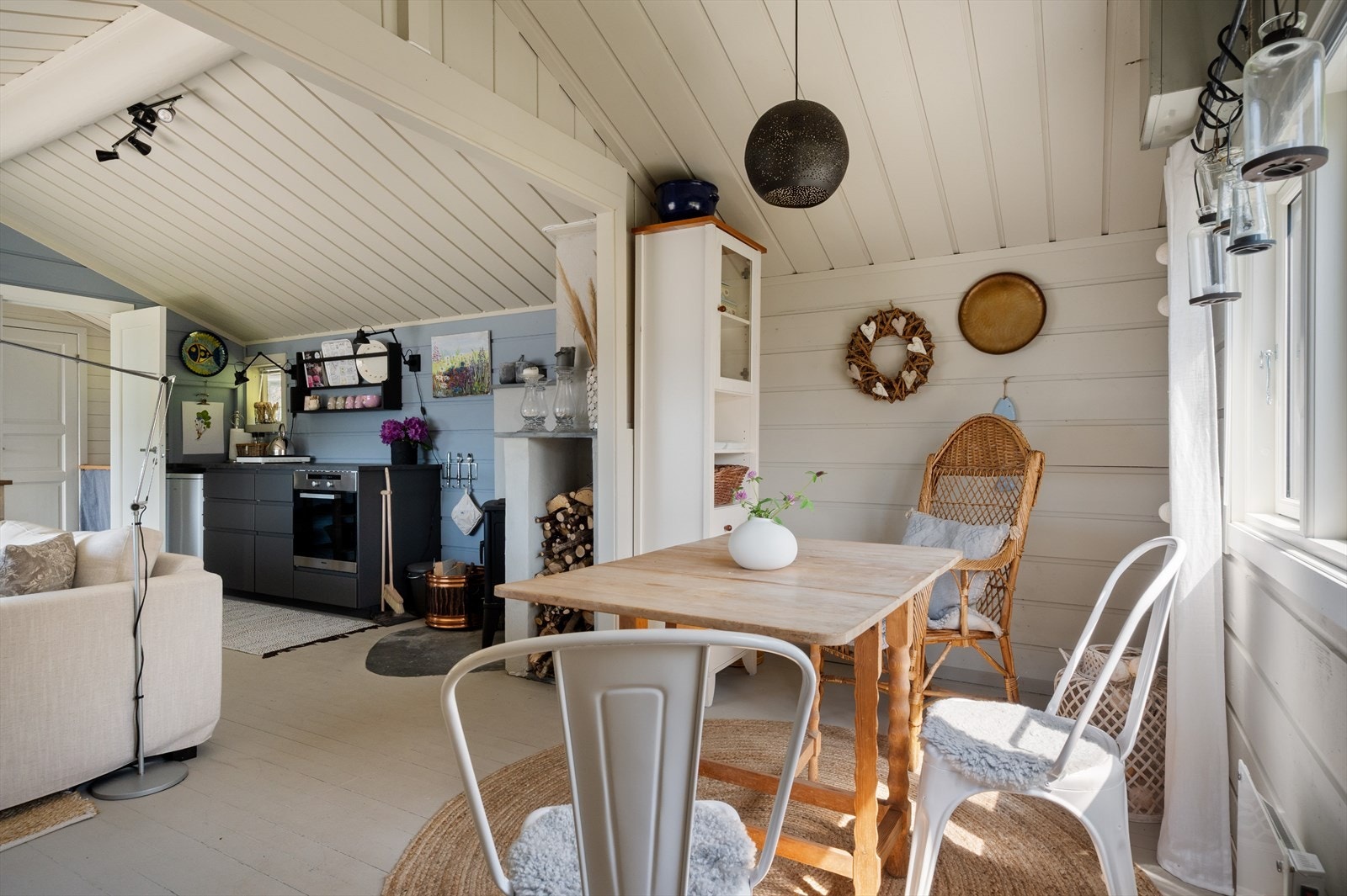 Det er også plass til spisebord i tilknytning til stuen Galleribilde
