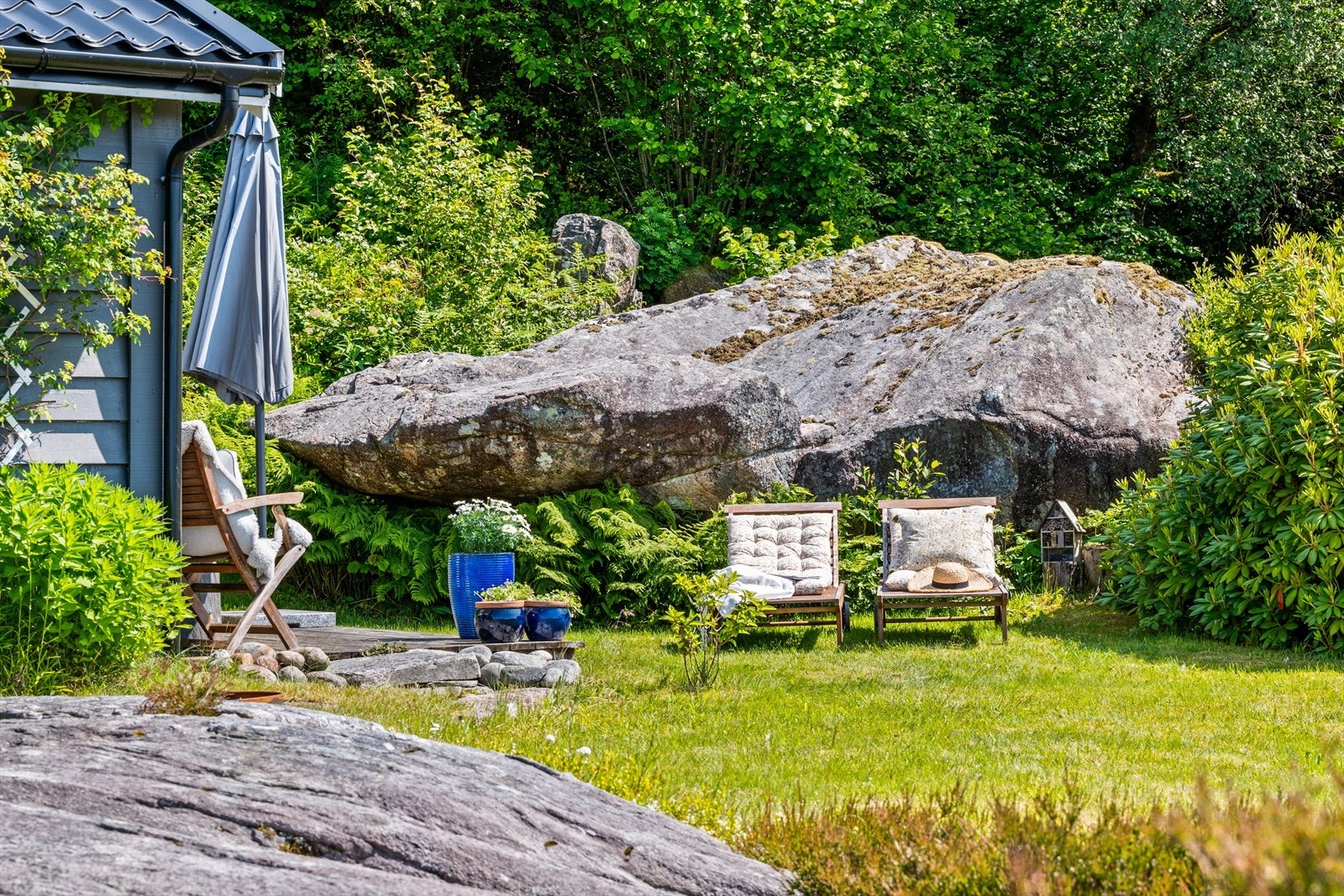 Len deg tilbake og nyt sjøutsikten i usjenerte og fredelige omgivelser! Galleribilde