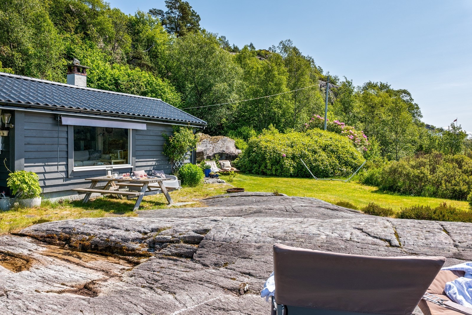 Det er installert en utvendig takvannstank for oppsamling av regnvann. Gråvann ledes ut i terreng Galleribilde