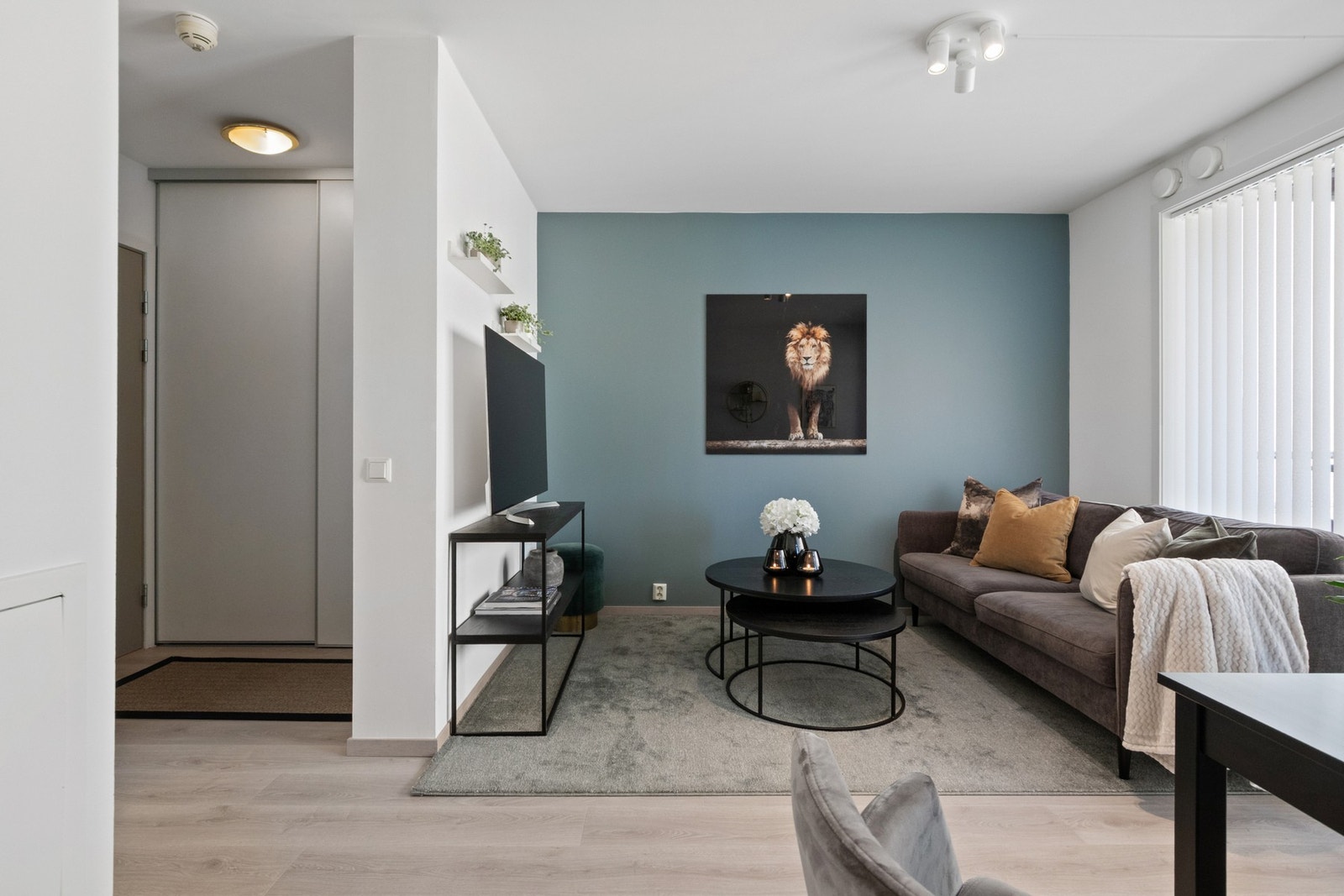 Laminatgulvet står godt til veggflater malt i hvitt og mørkeblått for en fin kontrast. Galleribilde