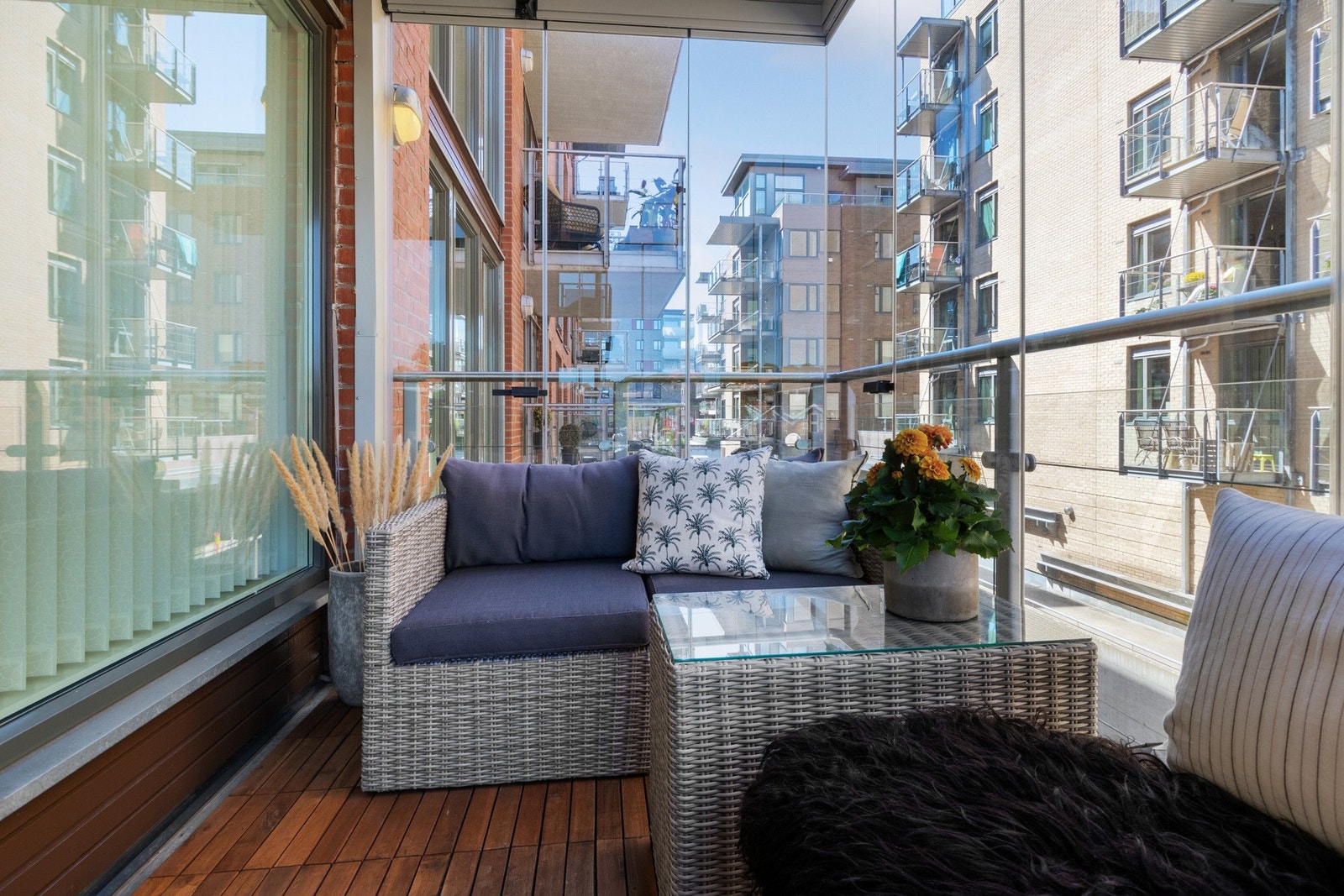 Leiligheten ligger i en høy 1. etasje, og varme dager nytes til fulle på en innglasset balkong med utsikt mot sjøen og brygga. Galleribilde