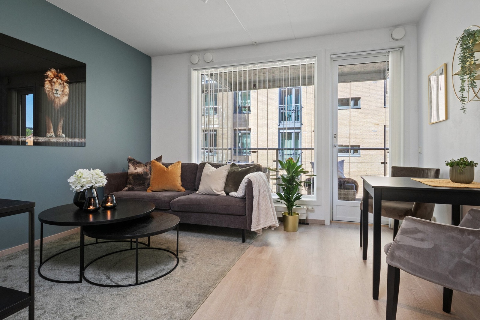 Stuen er et innbydende oppholdsrom, med godt lysinnslipp via en stor vindusflate i front. Galleribilde