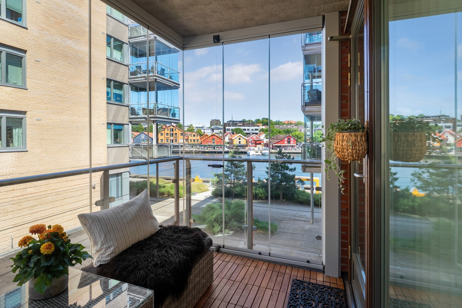 Balkongen er på ca. 6 kvm, og vinduene kan skyves til side slik at solen og sommeren slipper helt inn. Galleribilde