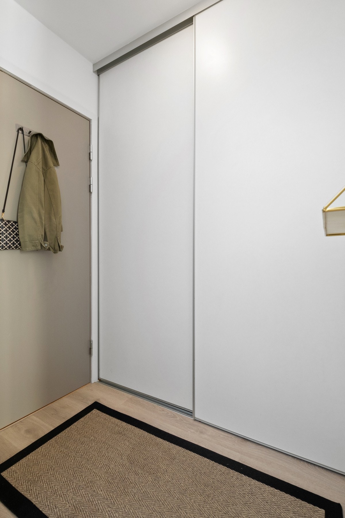 Arealet er godt utnyttet, og yttertøyet ryddes enkelt bort i en plassbygd skyvedørsgarderobe langs den ene veggen. Galleribilde