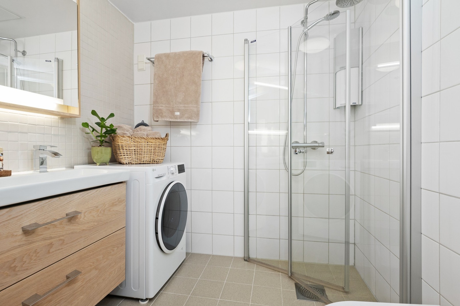 Dagene får en god start på et delikat bad, praktisk plassert i tilknytning til soverommet. Galleribilde