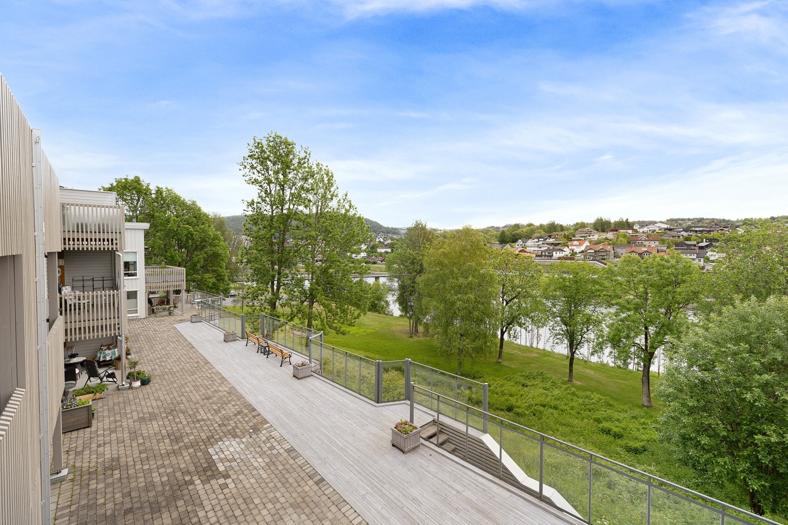 Tilhørende fellesarealer med adkomst til friarealer ned mot Lågen Galleribilde