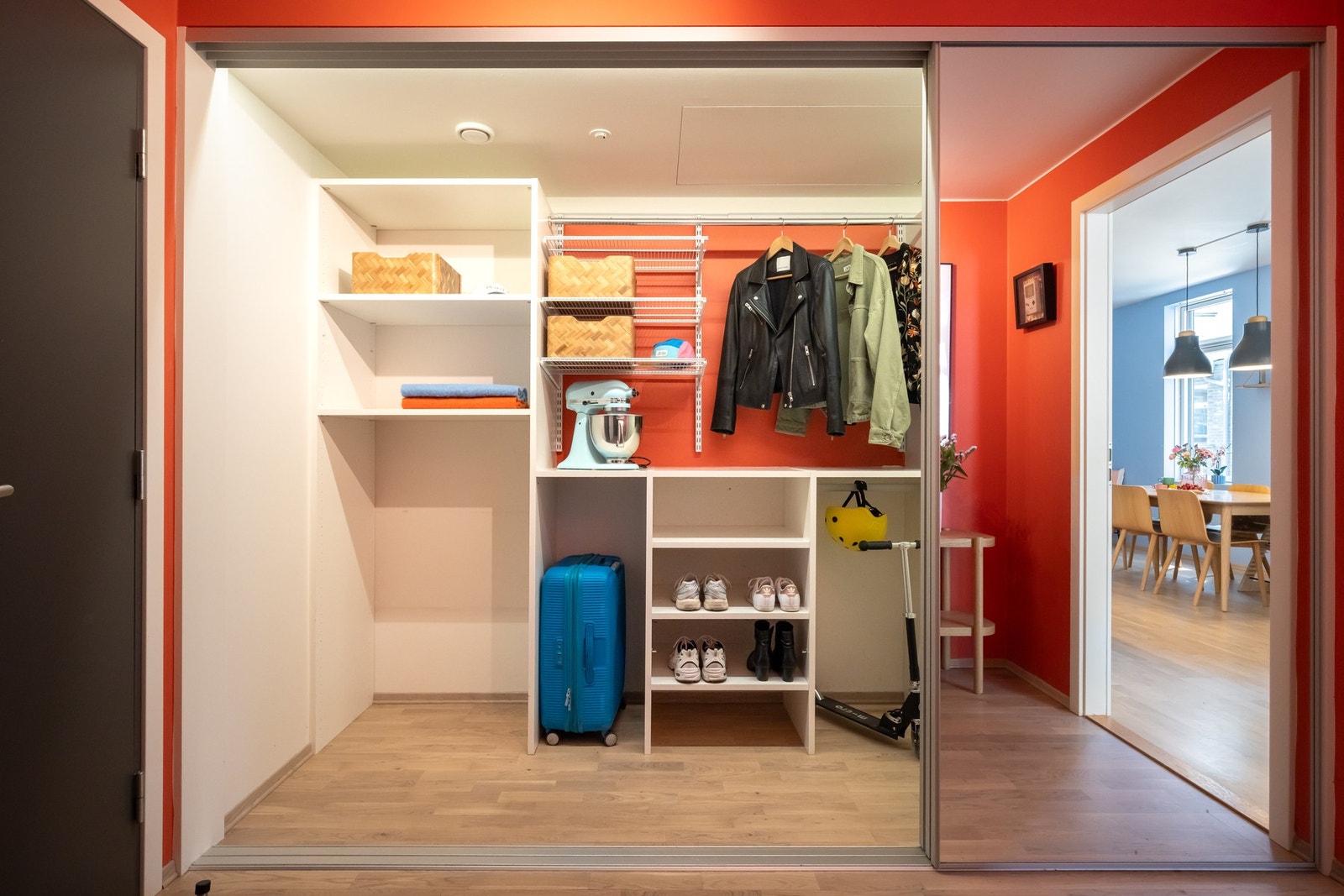 Her kommer du inn i en lys og innbydende entré med plass for å henge fra deg ytterklær i en stor skyvedørsgarderobe som du også har plass til barnevogn i. Galleribilde