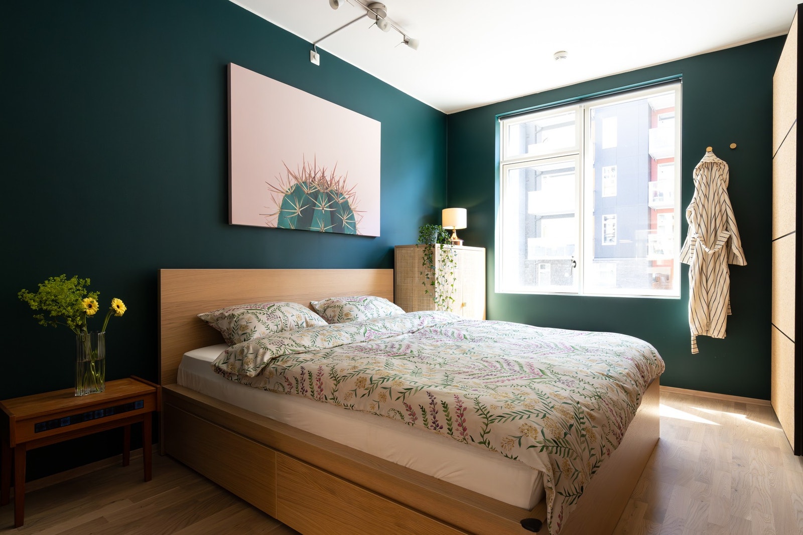 Boligen har et stort hovedsoverom med store vinduer. Galleribilde