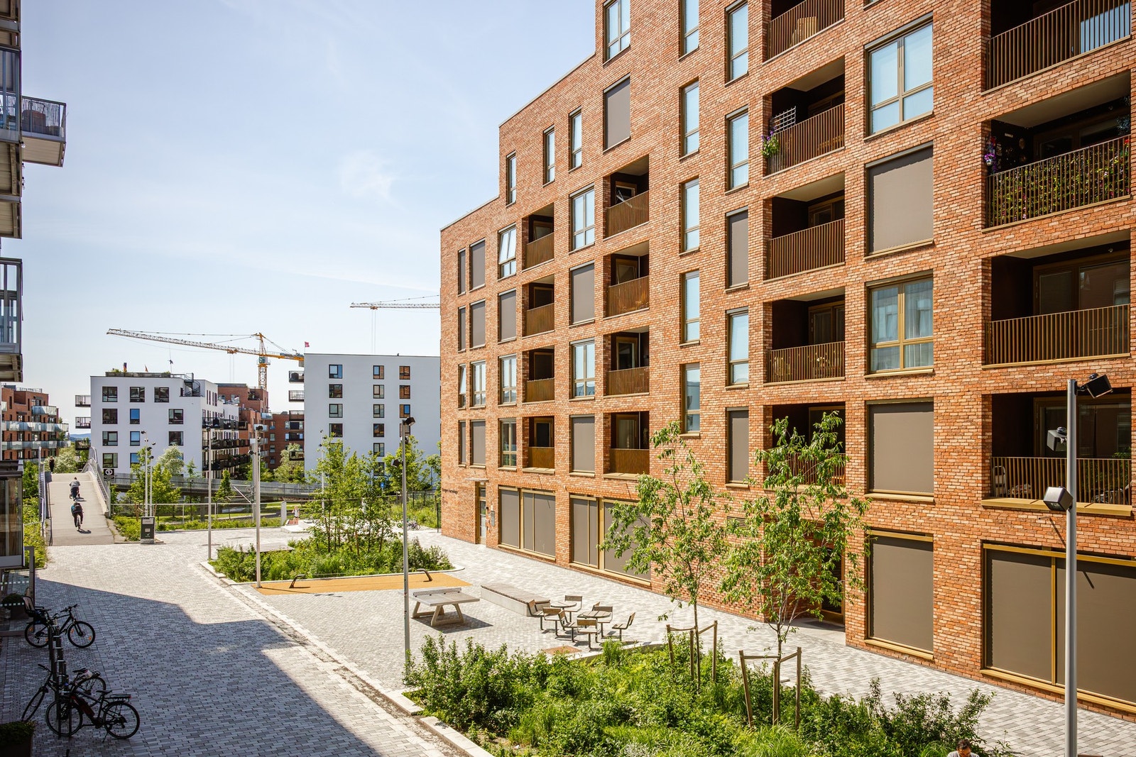 Det er umiddelbar nærhet til blant annet søndagsåpne butikker og flere kafeer. Galleribilde