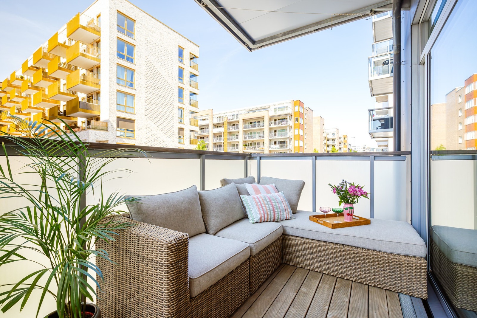 Fra stuen er det utgang til denne hyggelige, vestvendte balkongen som er på ca. 7 kvm. Galleribilde