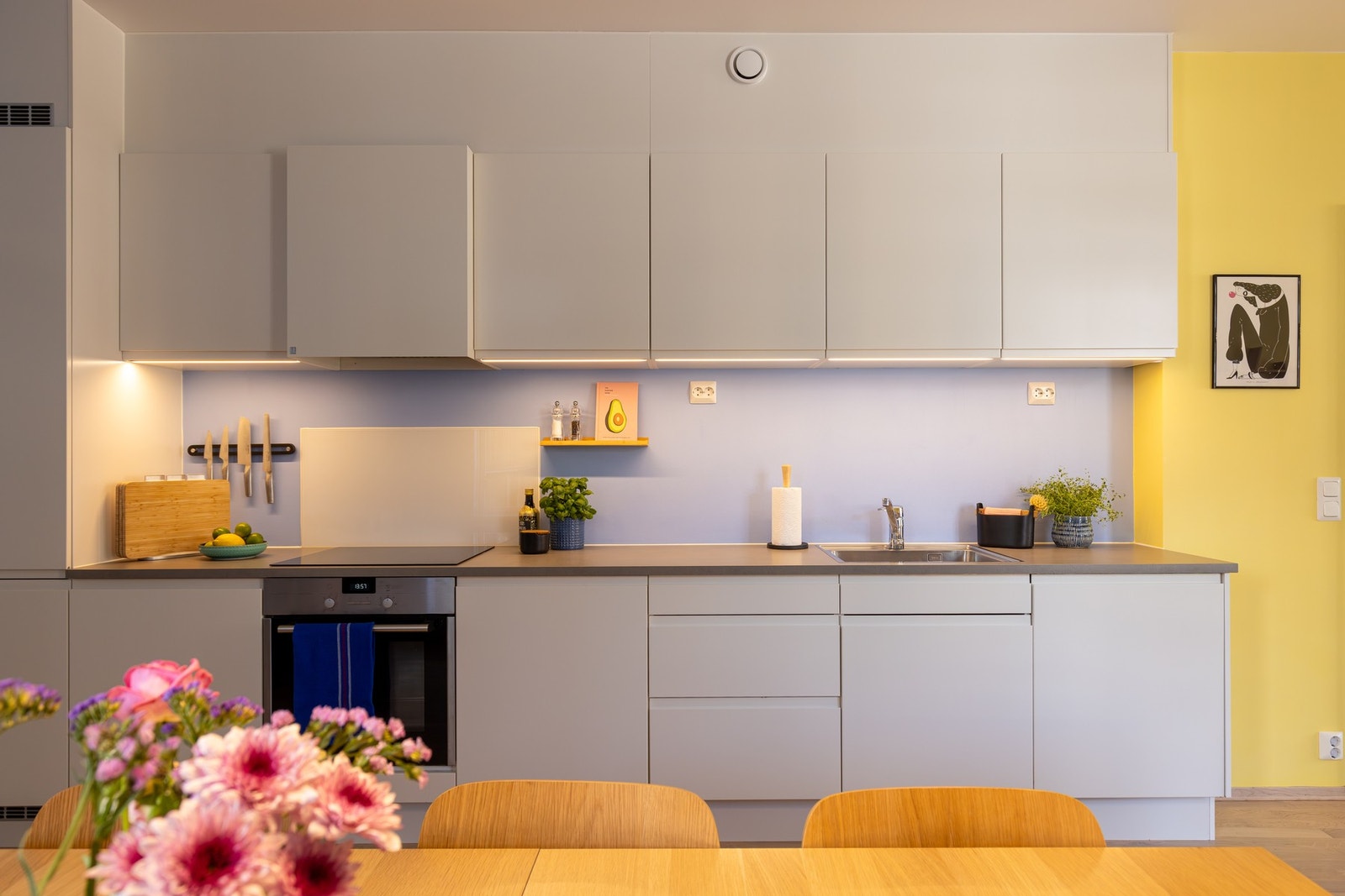 Av integrerte hvitevarer er det kombiskap, oppvaskmaskin, platetopp (2025), stekeovn og ventilator - disse medfølger naturligvis ved salg. Galleribilde