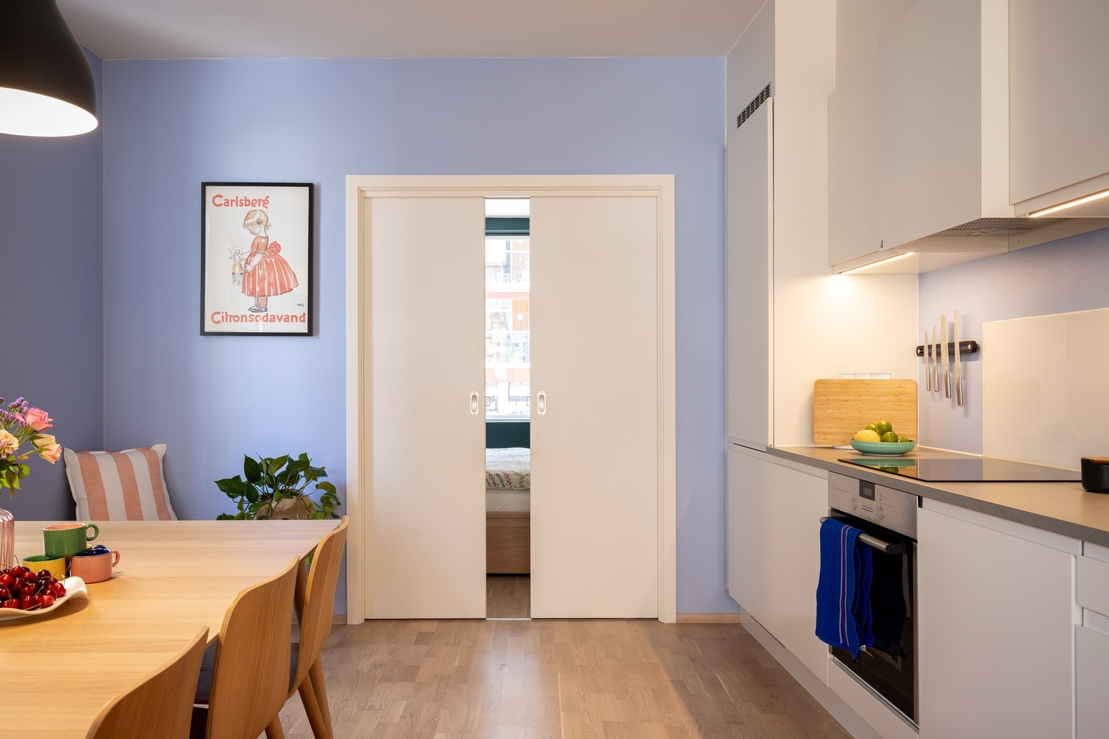 Fra kjøkkenet og inn til soverommet er det store skyvedører som åpner opp rommene. Galleribilde