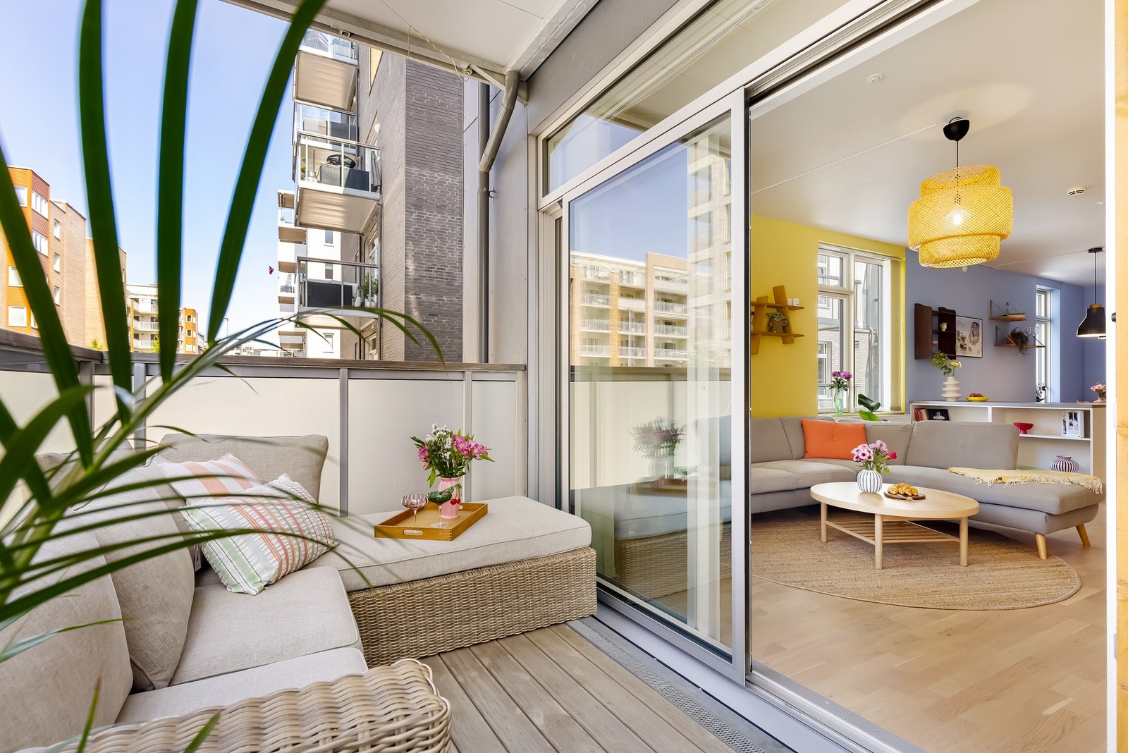 Skyvedørene fra stuen gjør at balkongen vil oppleves som en forlengelse av rommet på sommeren. Galleribilde