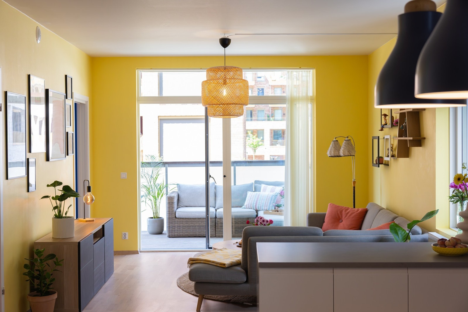 Stue og kjøkken ligger i en åpen løsning og gir med det et sosialt allrom. Galleribilde