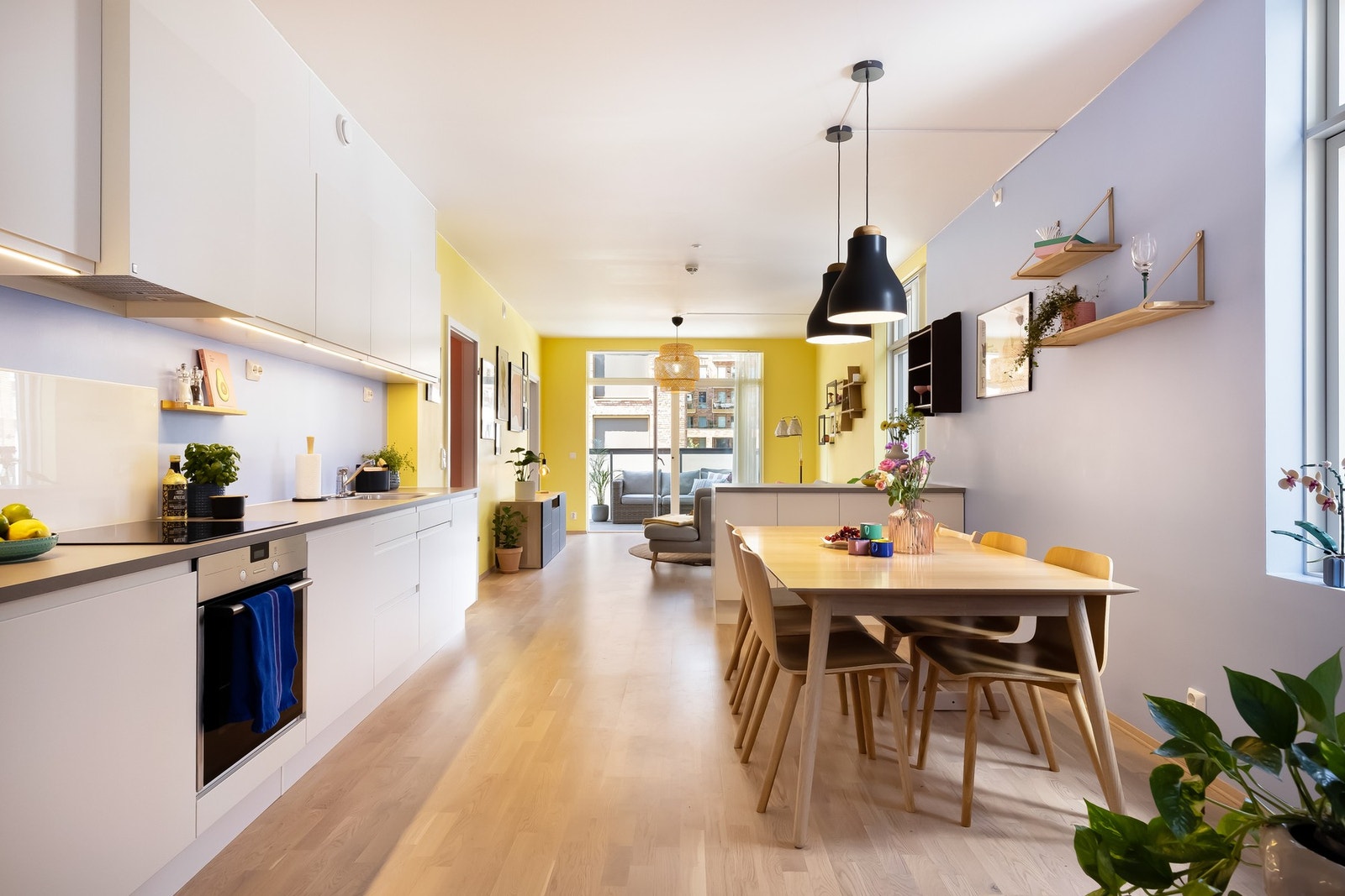 Leiligheten har et tidløst og stilrent kjøkken med lyse overflater og laminat benkeplate med nedfelt kum i rustfritt stål. Galleribilde