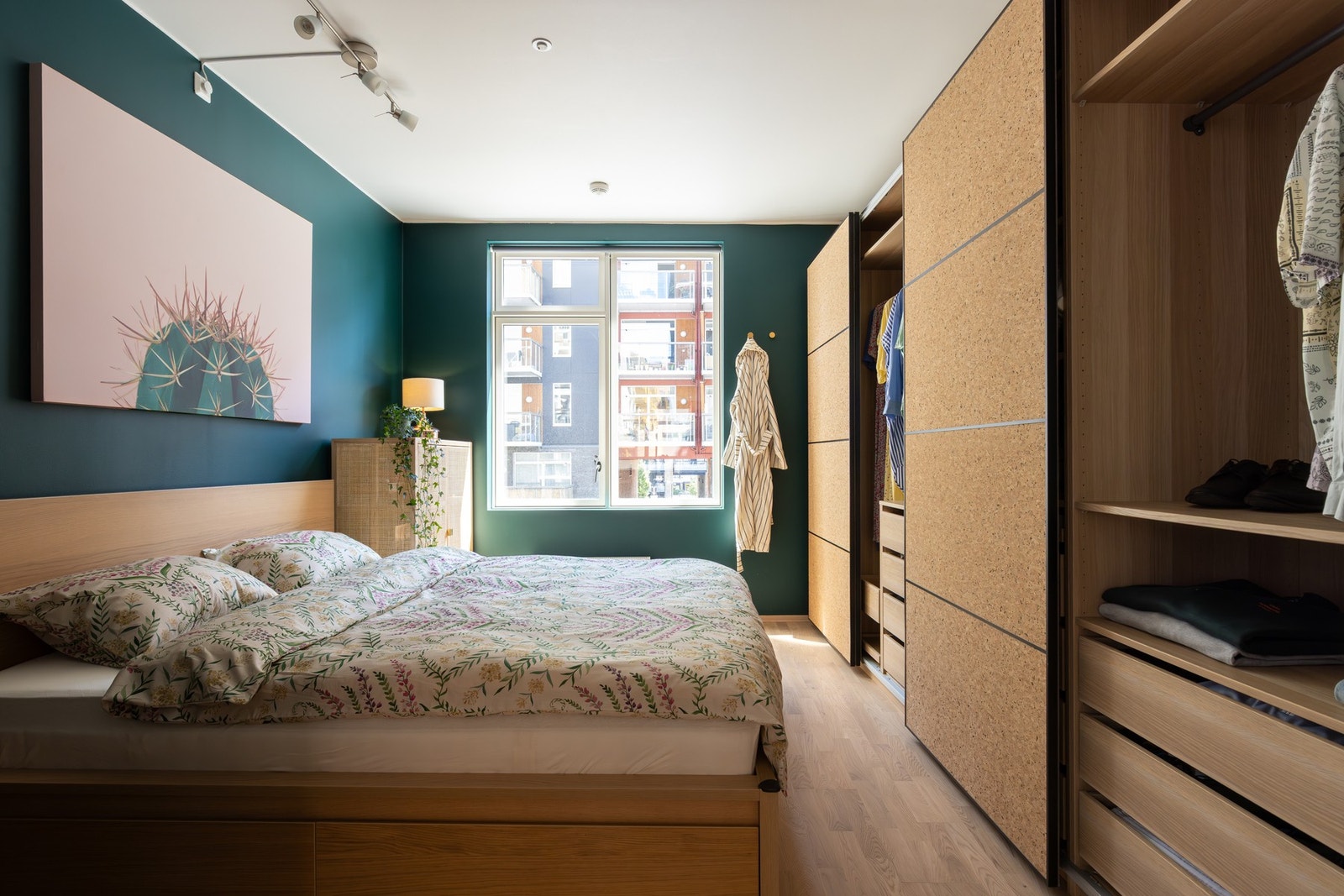 På soverommet er det flere garderobeskap som gir god lagringsplass. Galleribilde