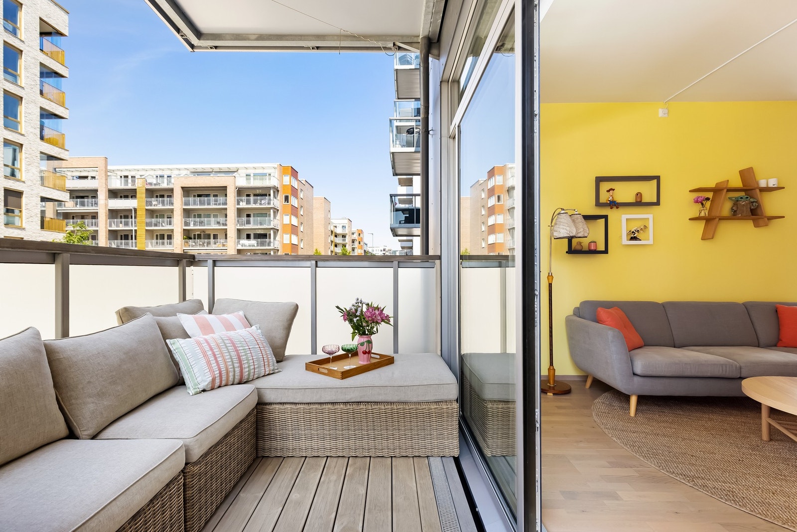 Dette er en pen og stilig 3-roms leilighet med særdeles god og romslig planløsning med flere praktiske løsninger. Galleribilde