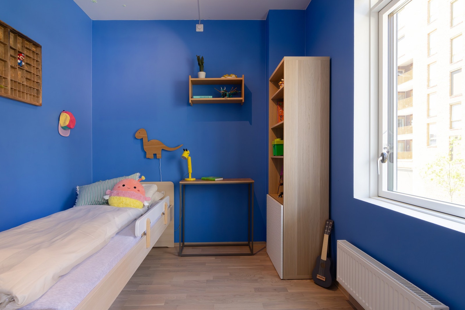 Det andre soverommet er perfekt som barnerom, kontor eller gjesterom og ligger praktisk til i motsatt side fra hovedsoverommet. Galleribilde